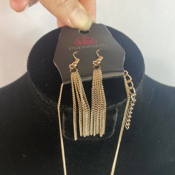 Beautiful Paparazzi Jewelry New Earrings And Necklace Set Feather And Chains - Picture 3 of 12